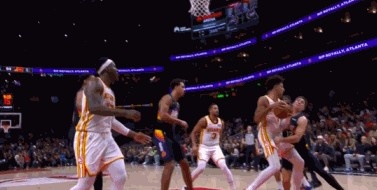 b体育登录app下载-这是真疼！杰伦·约翰逊拿到篮板 吉莱斯皮上抢一拳捶到小杰伦