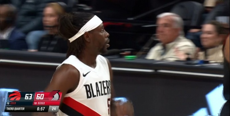 b体育-廉颇老矣？霍勒迪背运上篮&amp;连中三分球 个人独得8分追上比分